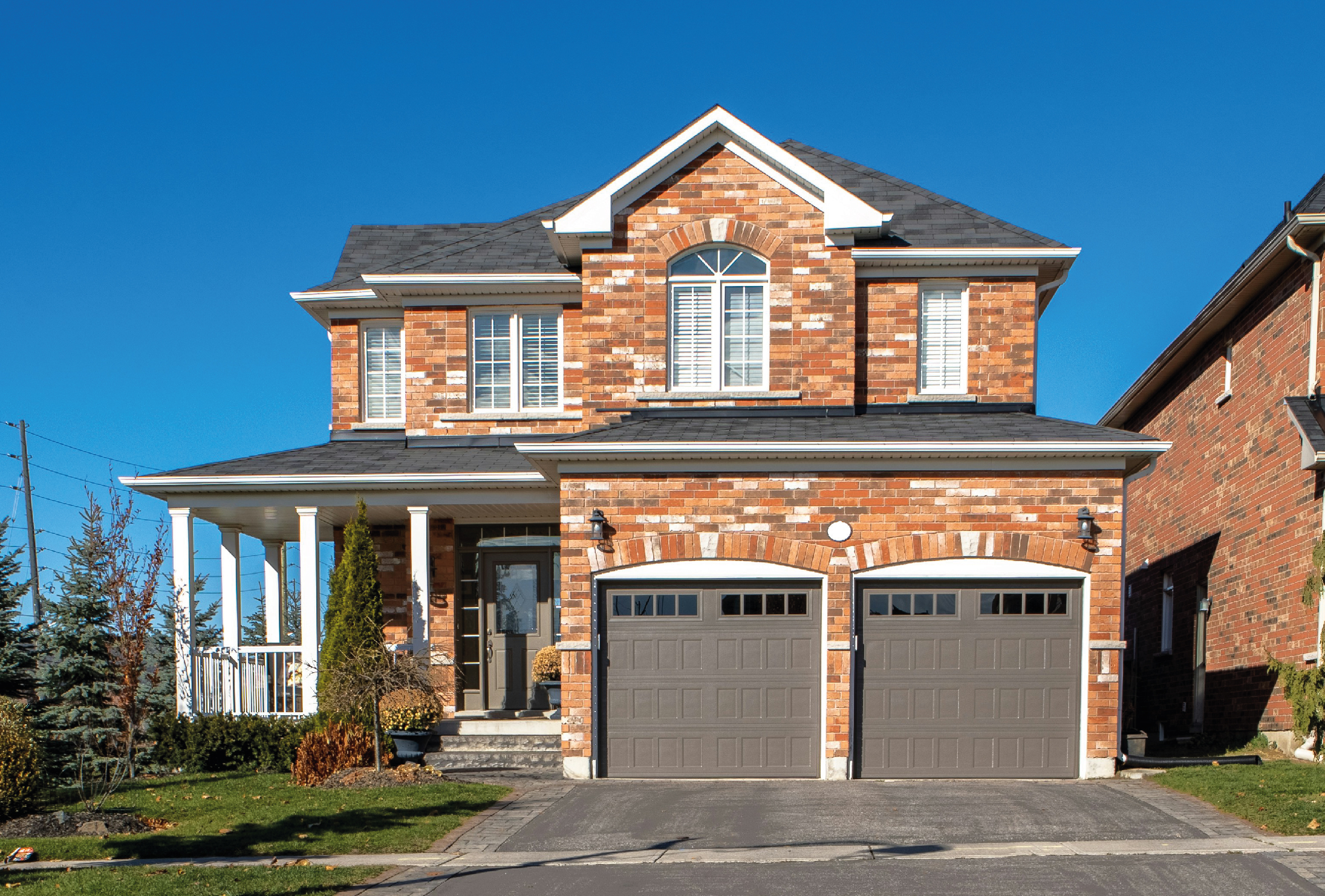 Image d'une toiture résidentielle moderne avec une façade en briques, représentative des projets de toiture résidentielle.